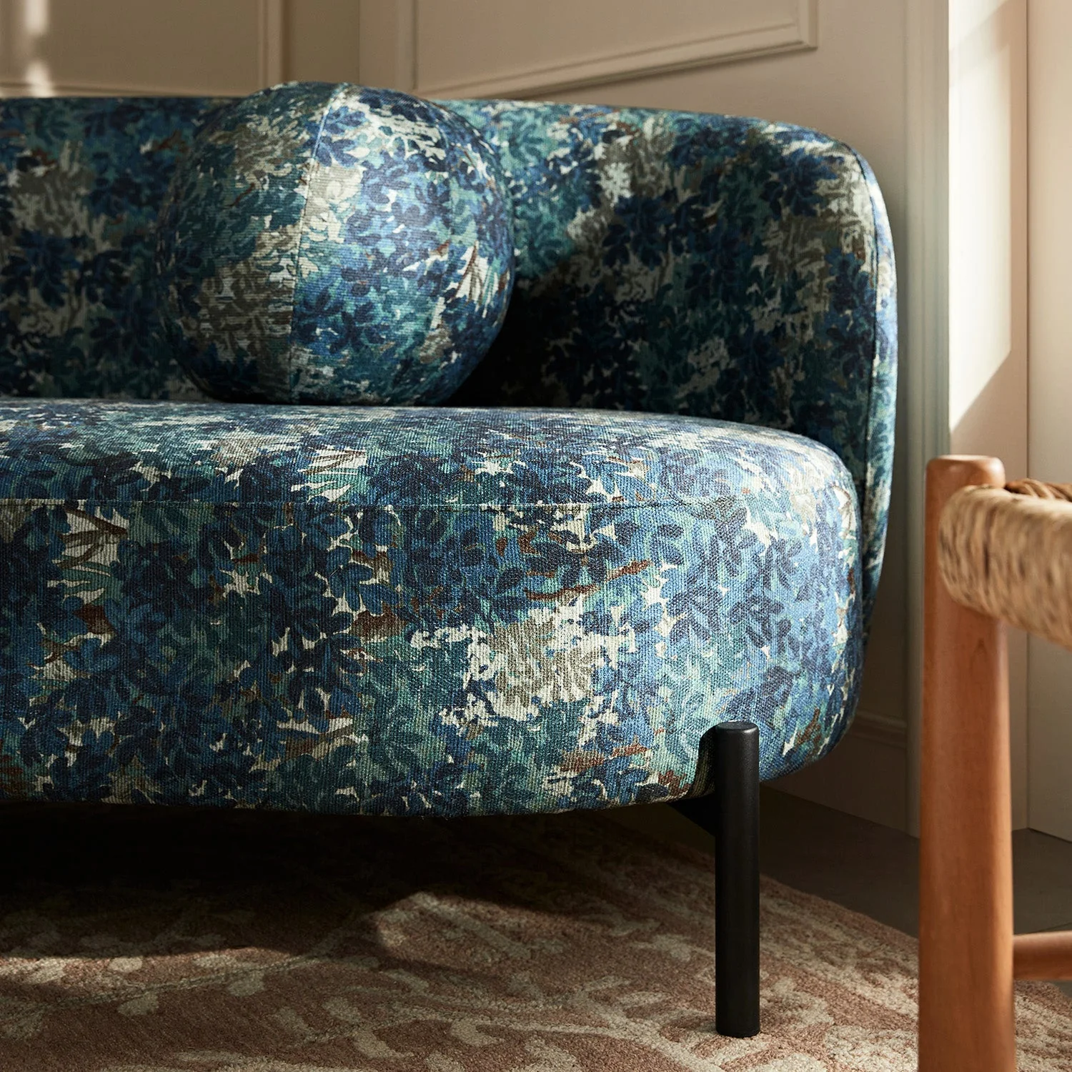 Amboise 3-Seater Curved Sofa with Ball Cushions, Julien Linen Blend - Image 6